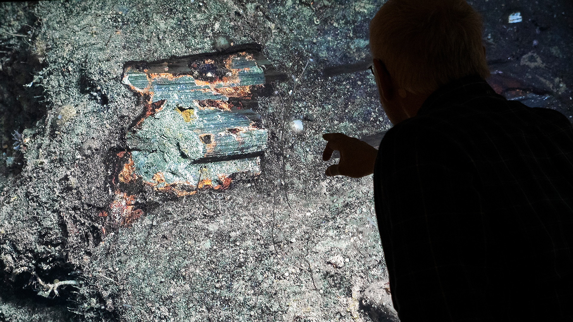 studerer-mineraler-via-rov.jpg
