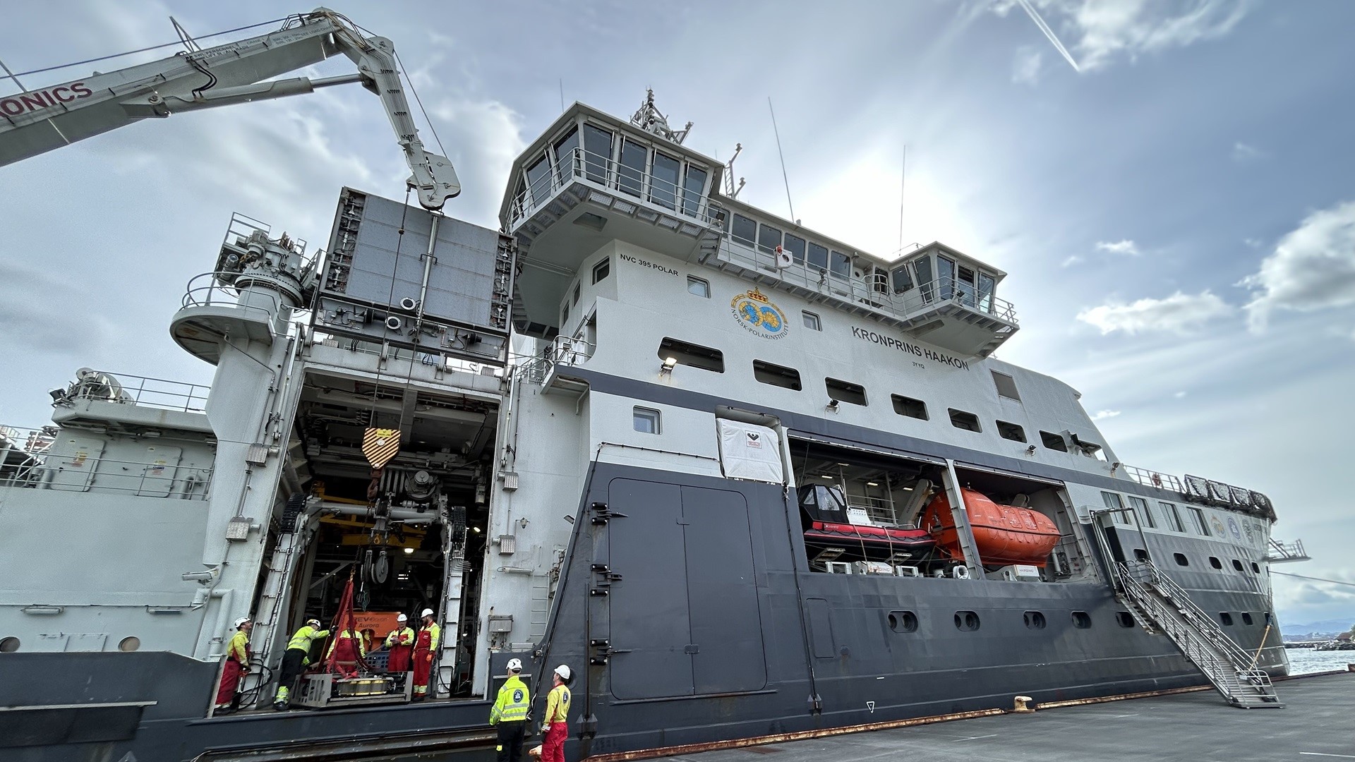 FF-Kronprins-Haakon-med-krane.jpg