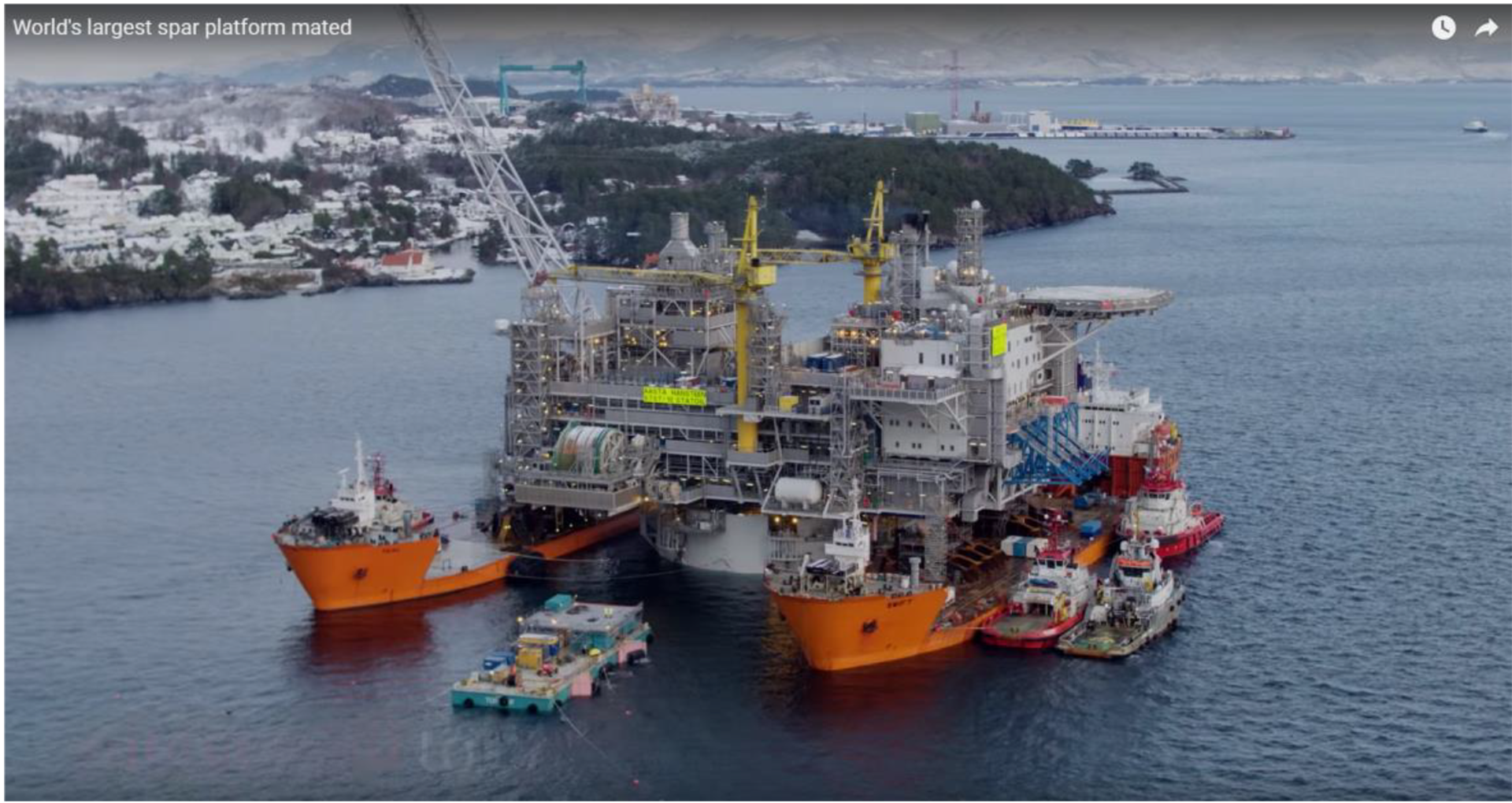 Figur 7-8: Eksempel på flyt-over hvor transportfartøy posisjoneres rundt understellet (dekksanlegget på Aasta Hansteen installert ved flyt-over av Dockwise Swift og Dockwise Teal [30])