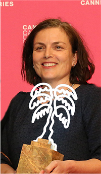 Manusforfatter Mette Bølstad har allerede manus for flere sesonger av Lykkeland. Her er hun med prisen hun fikk for beste manus i Cannes i april 2018 under den nye internasjonale seriefestivalen. Serien fikk også prisen for beste musikk.