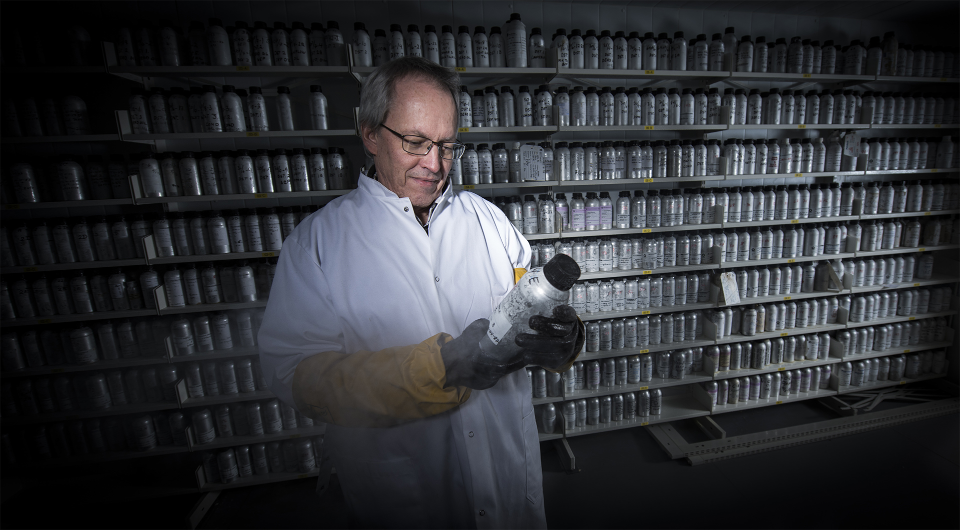 Robert W. Williams i kjølerommet som inneholder mer enn 1000 oljeprøver. 